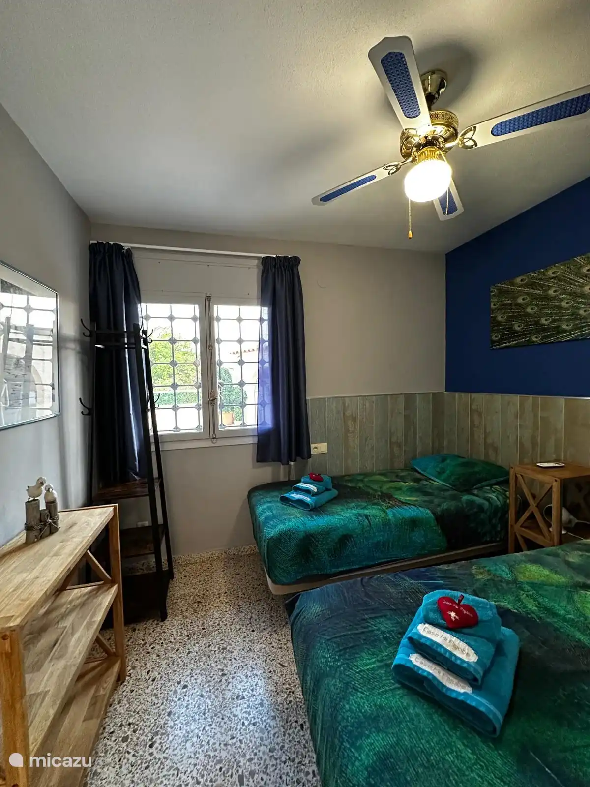 Chambre 3 : 2 x lit simple (90 x 190).  Climatisation chaud-froid et ventilateur de plafond.  Cette chambre a une vue sur la piscine.  