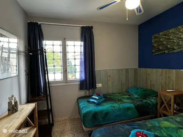 Casa Mi Pajobe | Espagne, Costa Blanca, Benidorm - villa Chambre 3 : 2 x lit simple (90 x 190).  Climatisation chaud-froid et ventilateur de plafond.  Cette chambre a une vue sur la piscine.