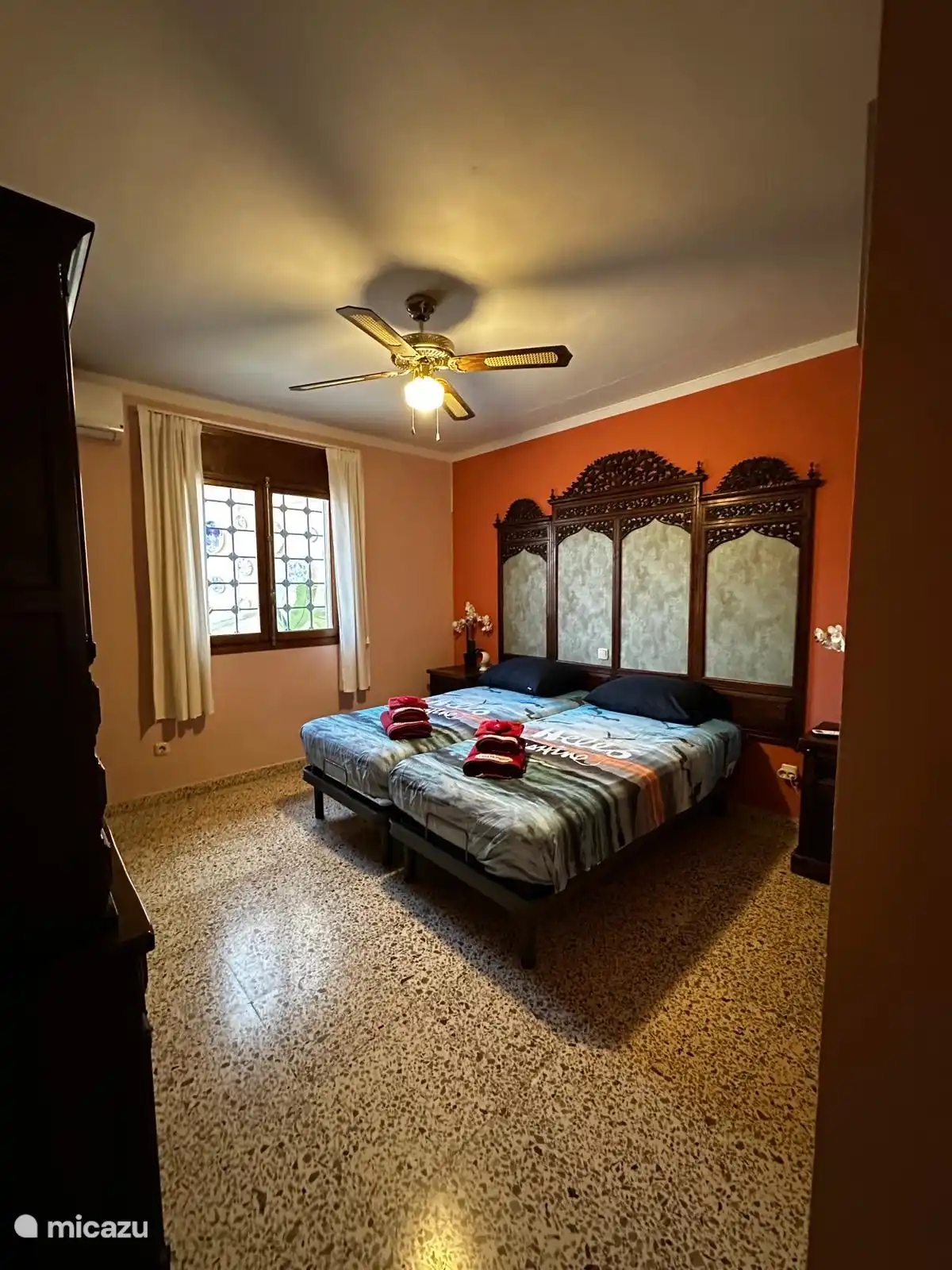 Chambre 4 : 2 x lit simple (90 x 190).  Climatisation chaud-froid et ventilateur de plafond.  Cette chambre a une vue sur la piscine.