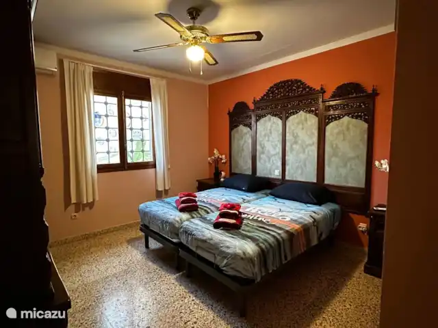 Casa Mi Pajobe | Espagne, Costa Blanca, Benidorm - villa Chambre 4 : 2 x lit simple (90 x 190).  Climatisation chaud-froid et ventilateur de plafond.  Cette chambre a une vue sur la piscine.
