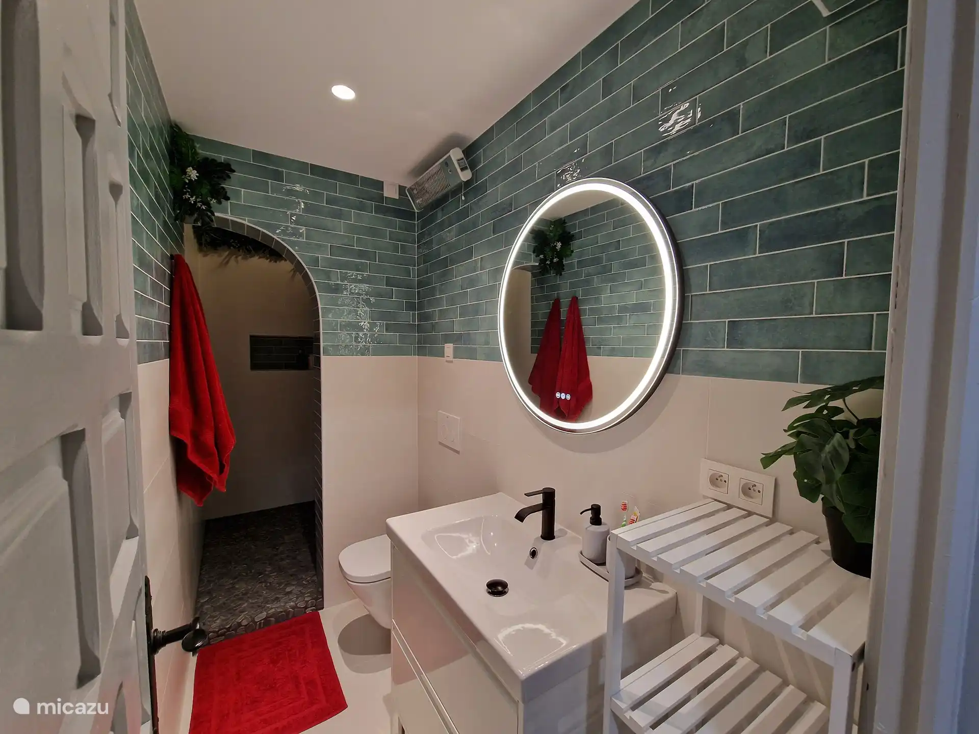 Salle d’eau avec lavabo et wc