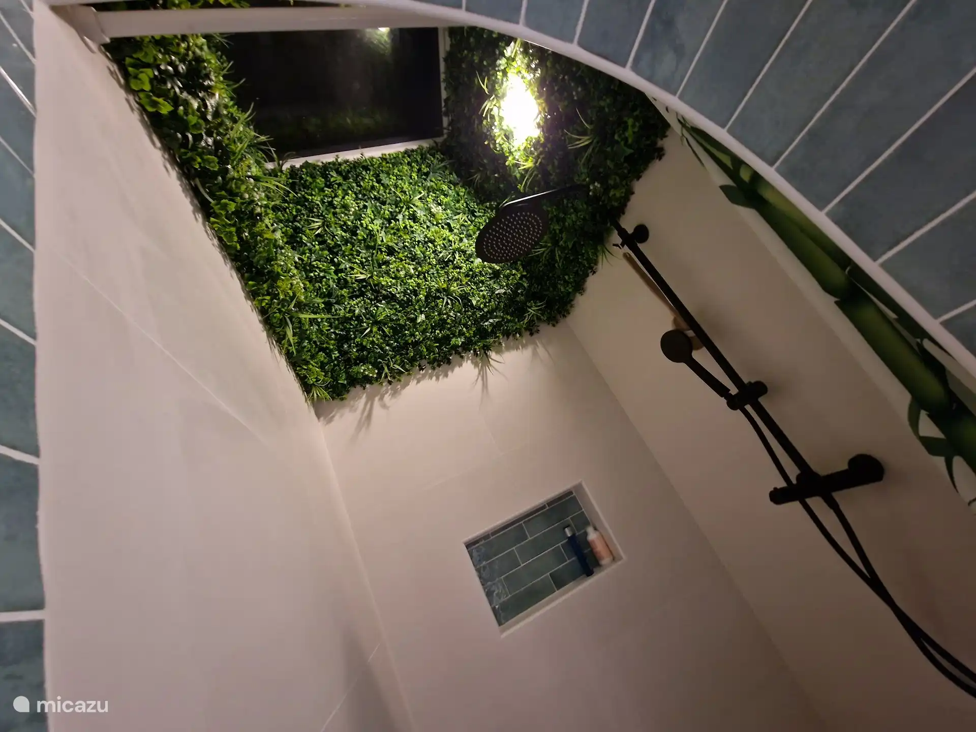 Grande douche à l’italienne avec puits de lumière, pour que vous ayez l’impression de vous doucher dans la nature, ou comme certains enfants disent « la douche de la jungle ».