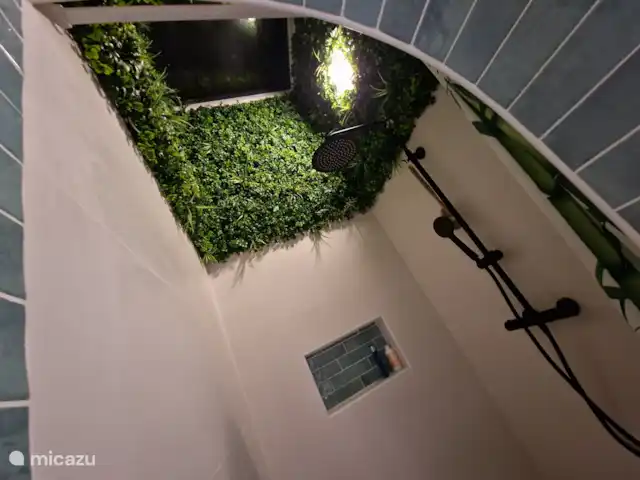 Casa Mi Pajobe | Espagne, Costa Blanca, Benidorm - villa Grande douche à l’italienne avec puits de lumière, pour que vous ayez l’impression de vous doucher dans la nature, ou comme certains enfants disent « la douche de la jungle ».