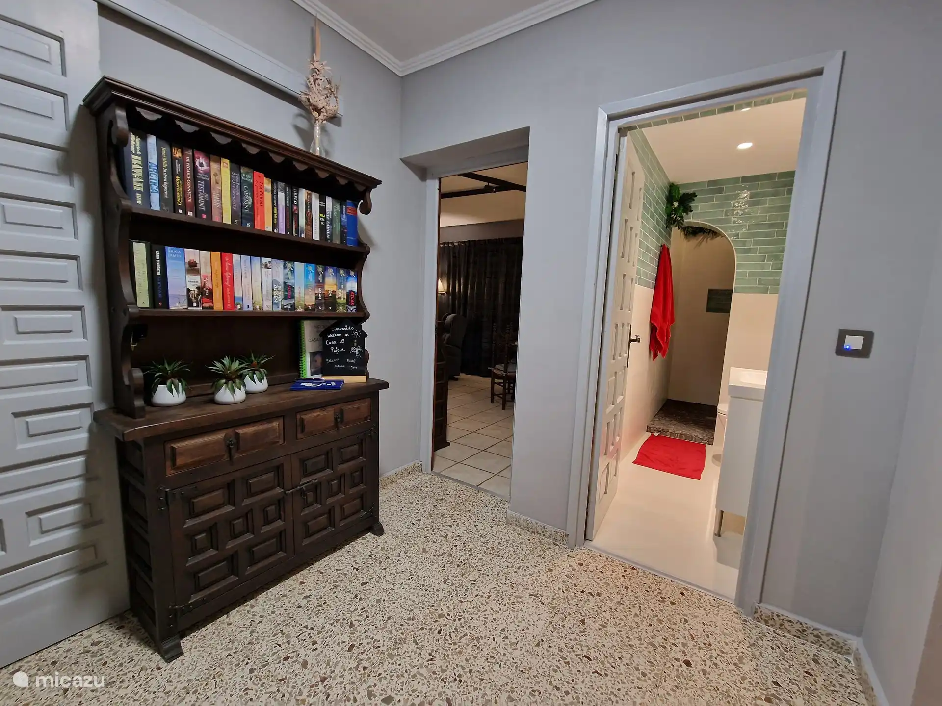 Hall d’entrée donnant accès à la cuisine, au salon, à la salle d’eau, à la chambre 1, à la salle de bains et au hall aux autres chambres. 