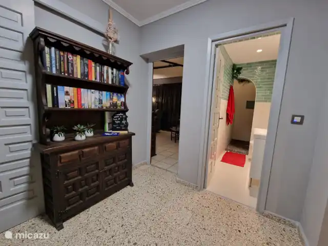 Casa Mi Pajobe | Espagne, Costa Blanca, Benidorm - villa Hall d’entrée donnant accès à la cuisine, au salon, à la salle d’eau, à la chambre 1, à la salle de bains et au hall aux autres chambres.