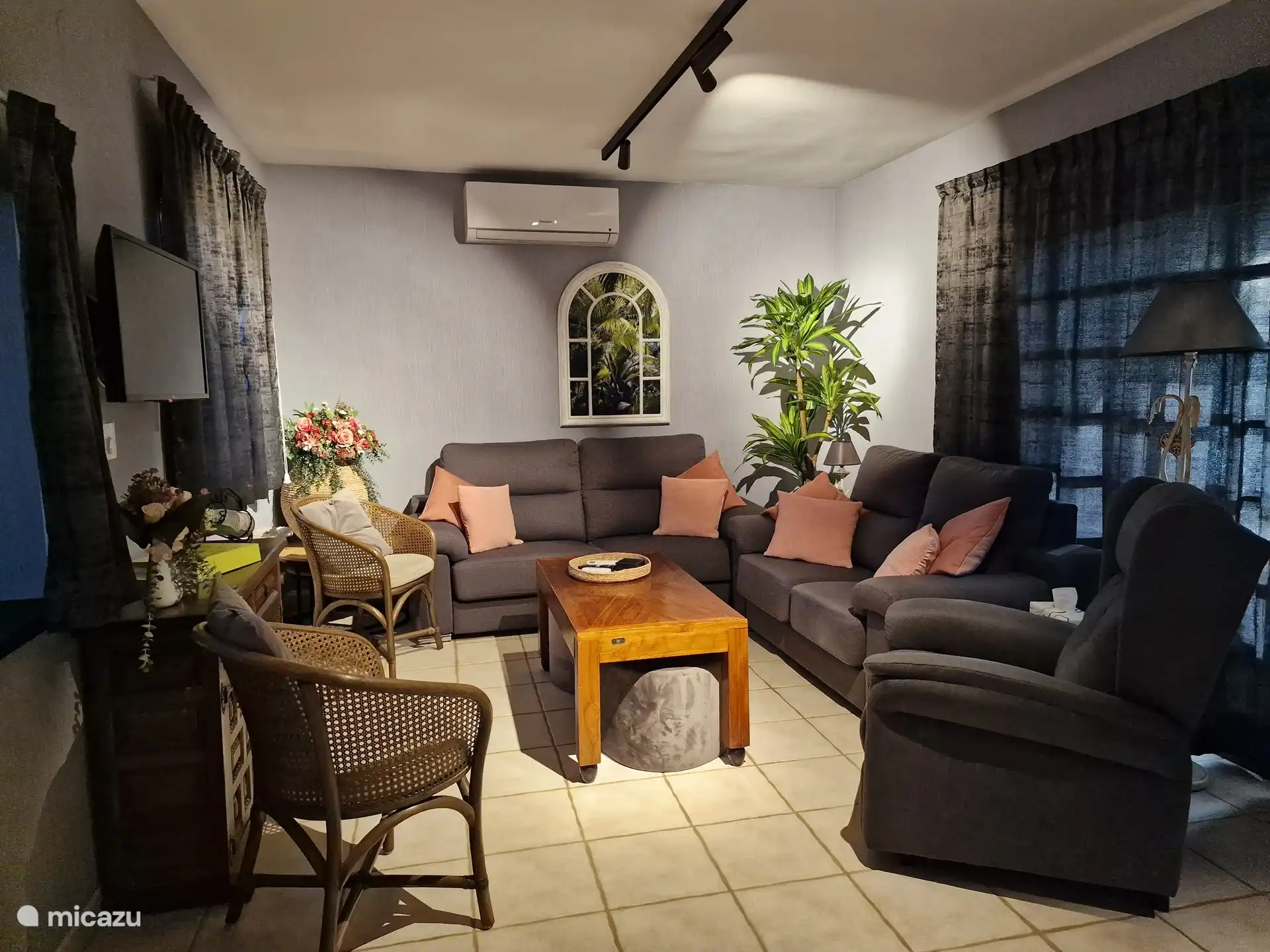 Coin salon dans le salon.  Wifi gratuit par fibre optique et smart TV avec TV-Vlaanderen.   