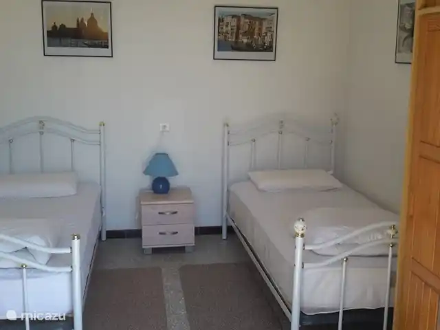 Villa des Vendanges en Francia, Hérault, Prades-sur-Vernazobre - villa Habitación 2 con vista a la piscina