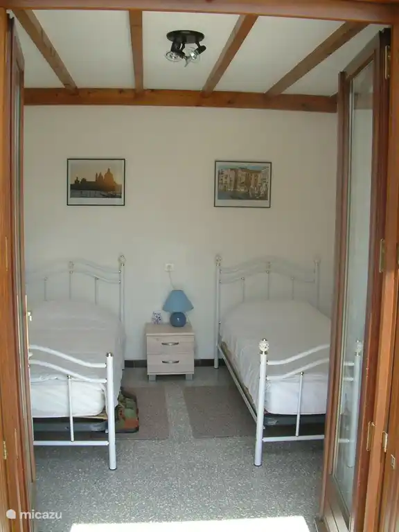 Kamer 2 zicht op zwembad