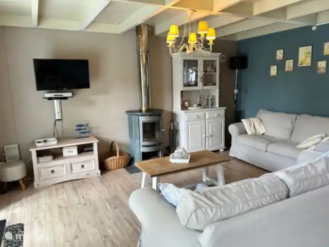 Duinhoek 70 en Bélgica, Costa Belga, De Panne - casa vacacional Sala de estar con estufa de leña, Smart TV (Netflix, Youtube,...), Wifi, asientos cómodos
