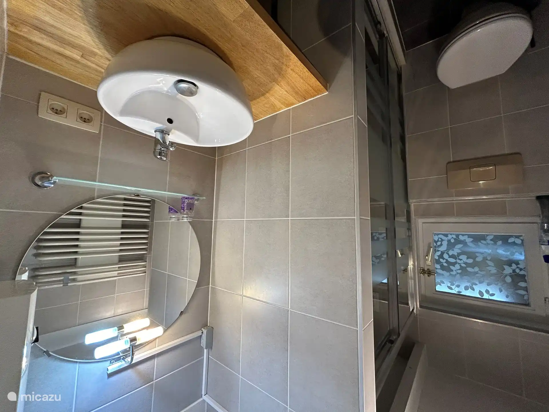 Cuarto de baño con ducha, lavabo e inodoro.