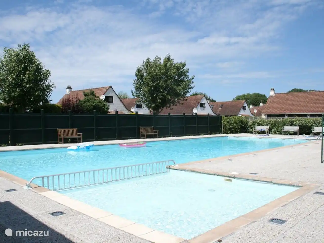 Piscina comunitaria climatizada con piscina infantil