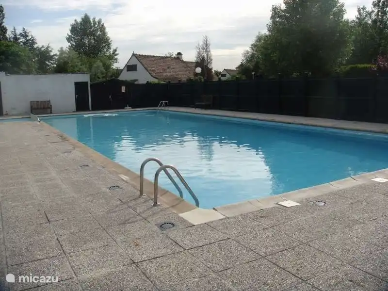 Piscina comunitaria climatizada con piscina infantil