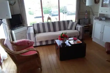 Vakantiehuis Nederland, Zeeland, Vrouwenpolder stacaravan Cottage aan zee woonkamer