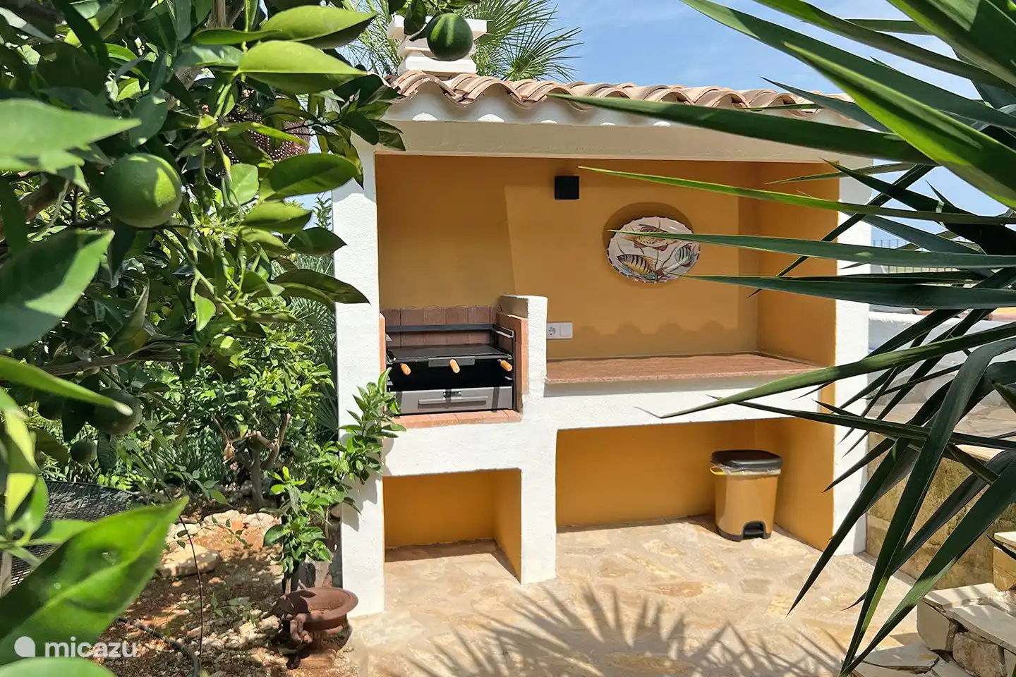 Außenküche mit Kohlegrill