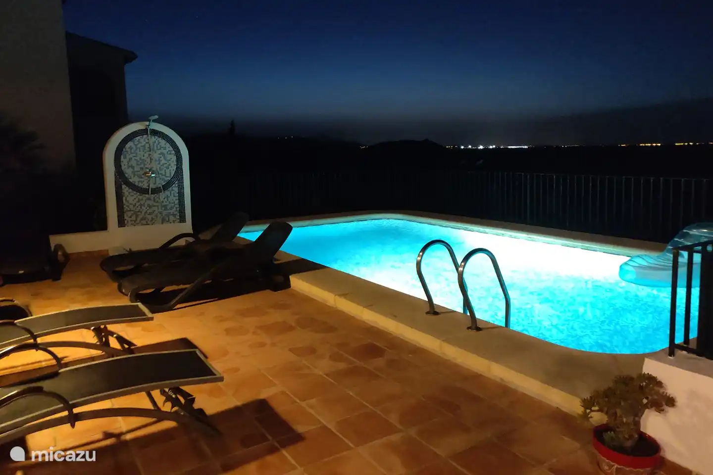 Beleuchtetes Schwimmbad