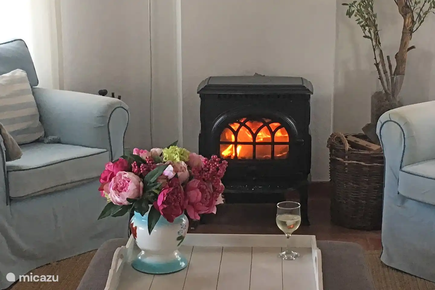 Der Holzofen sorgt zusätzlich zur Zentralheizung für zusätzliche Wärme und Gemütlichkeit