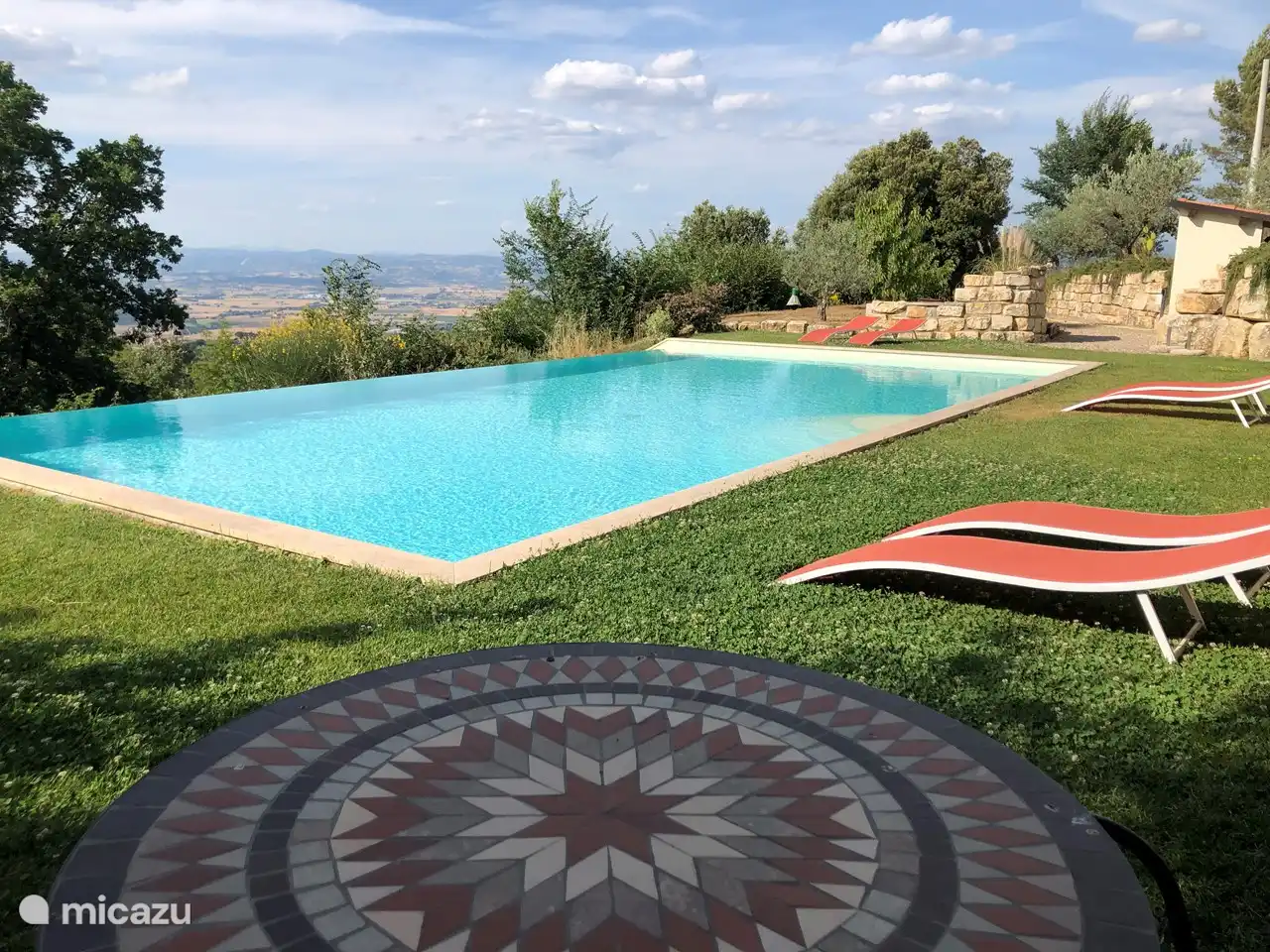 Super piscine à débordement de 13x7 mètres avec douche et toilettes séparées plus Pool Kitchen avec réfrigérateur pour vos boissons fraîches