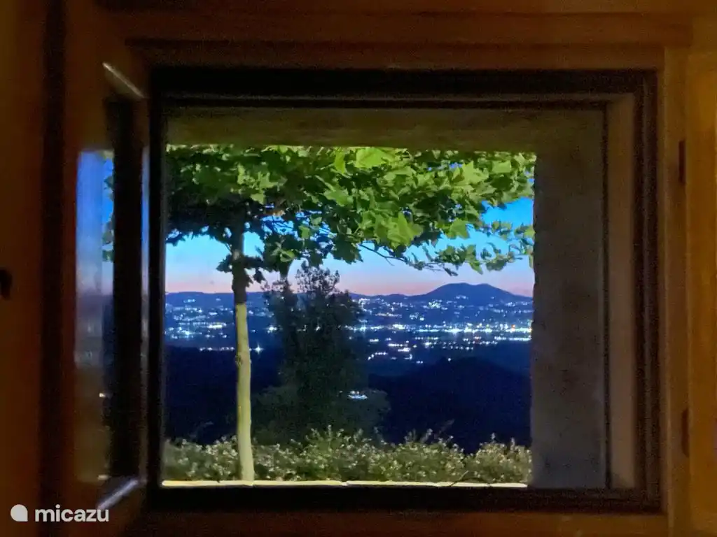 vue par la fenêtre le soir