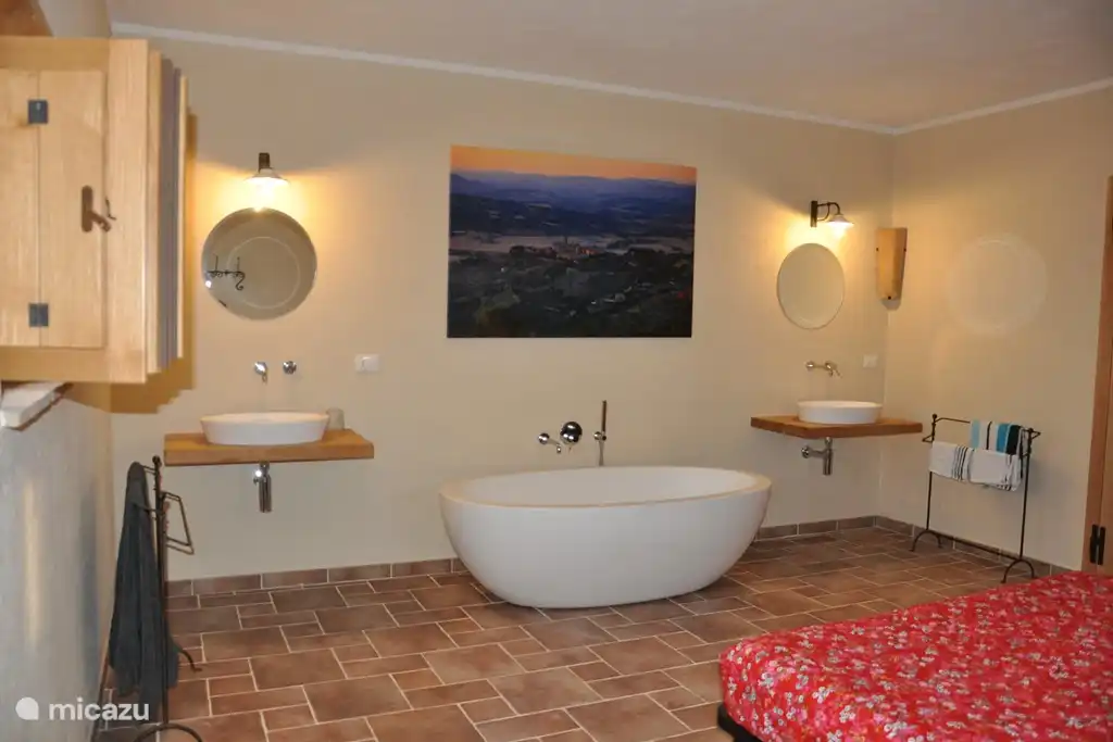 baignoire îlot dans la chambre Cappuccino