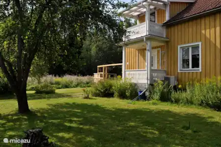 Vakantiehuis Zweden, Värmland, Munkerud vakantiehuis Gele Huis zicht op de tuin
