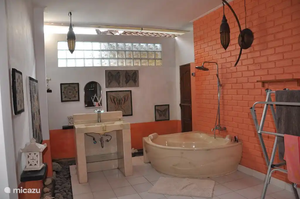 Außerhalb Bad mit Waschbecken und zwei persoonsbad mit regen Dusche