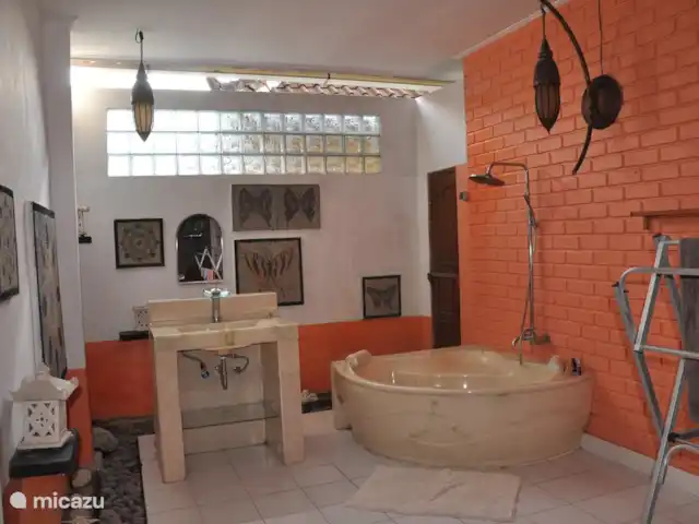 Rumah Syan | Indonésie, Bali, Jasri - bungalow Salle de bain extérieure avec lavabo et bain pour deux personnes avec douche pluie