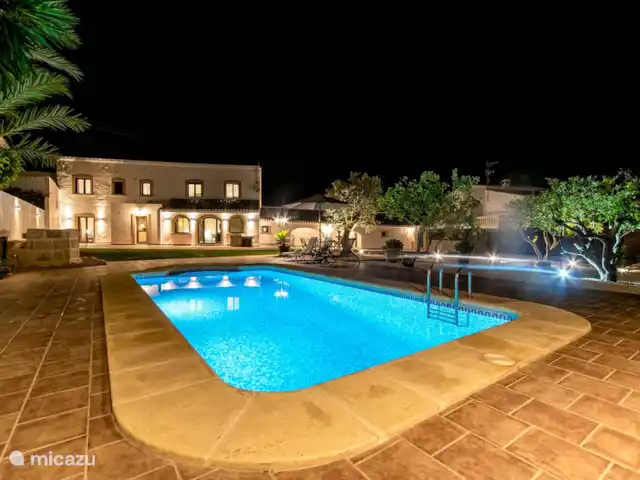 Reina del Mar huren in Spanje, Costa Blanca, Jávea - villa 's avonds (oudere foto, tuin nog niet volgroeid)