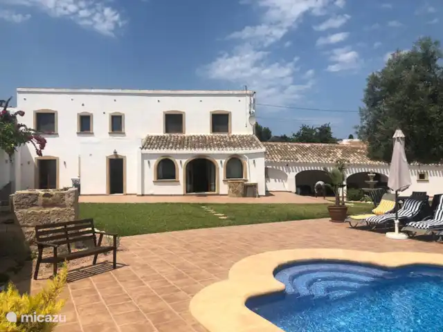 Reina del Mar huren in Spanje, Costa Blanca, Jávea - villa vooraanzicht woning, links de 200 jaar oude waterbron and wasplaats