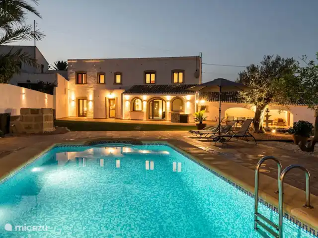 Reina del Mar huren in Spanje, Costa Blanca, Jávea - villa woning avond (oudere foto, tuin toen nog niet volgroeid en nog niet zo groen als nu)