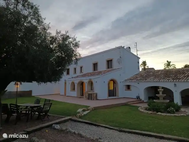 Reina del Mar huren in Spanje, Costa Blanca, Jávea - villa avondzicht op woning, met terras onder de olijfboom