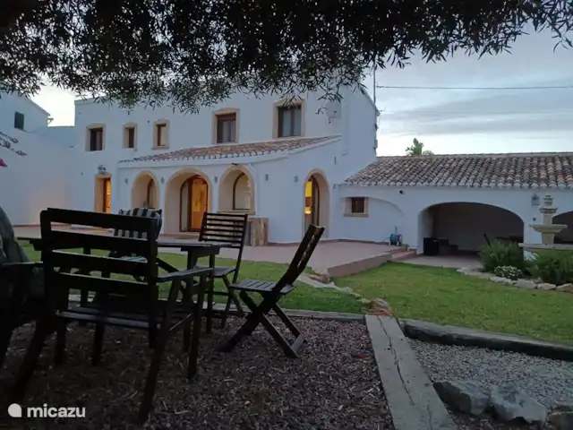Reina del Mar huren in Spanje, Costa Blanca, Jávea - villa zicht vanaf terras onder de olijfboom op de woning