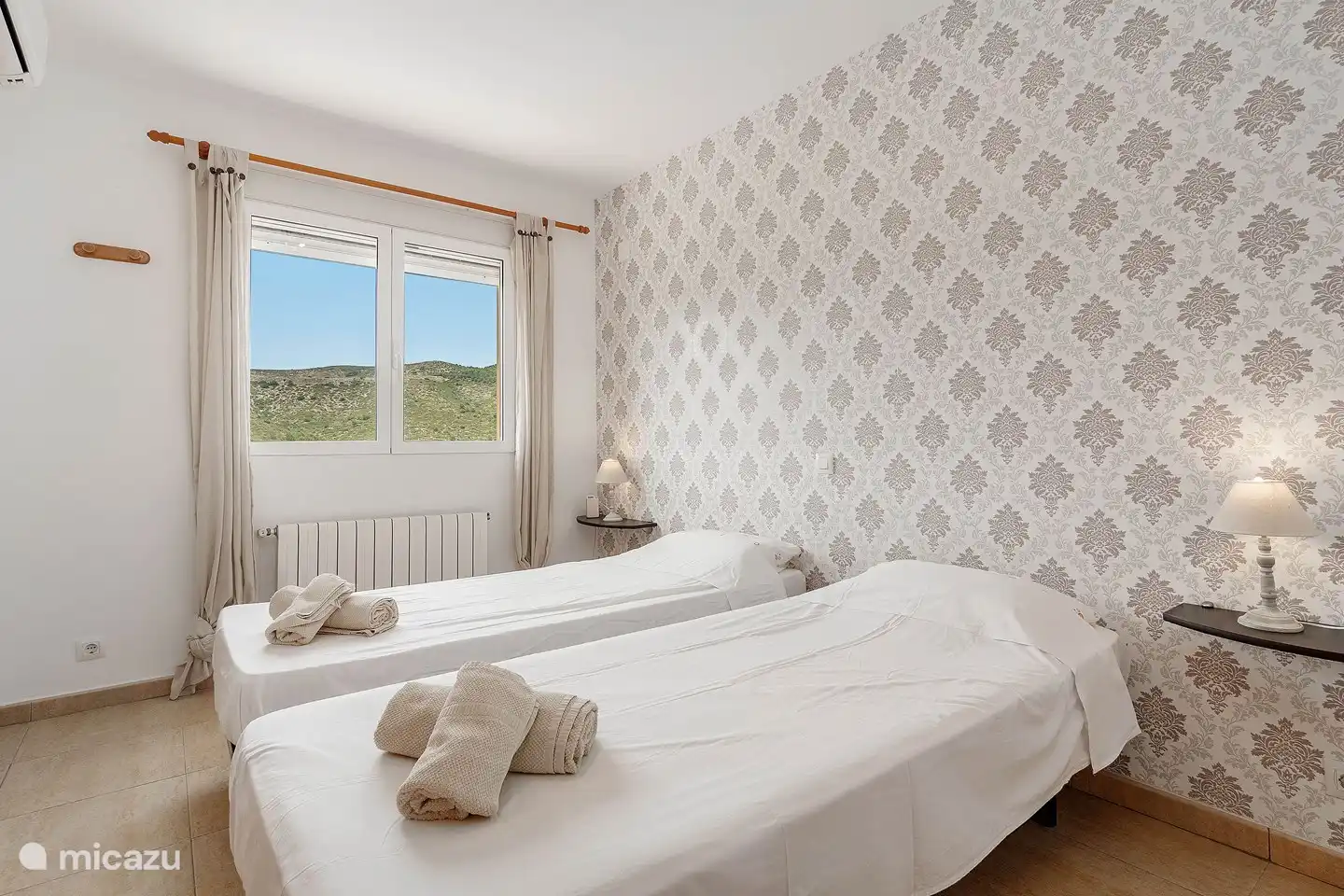 Bedroom 2 with 2 single beds