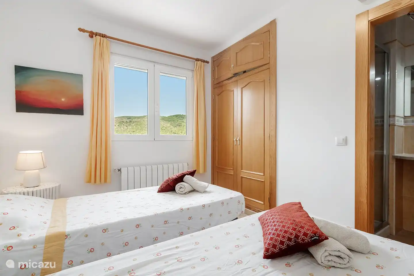 Bedroom 3 with 2 single beds