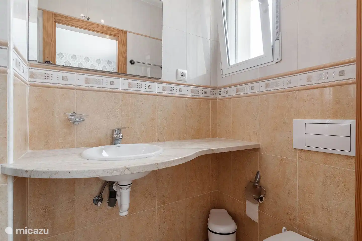 Ensuite bathroom of bedroom 3
equipped with shower, toilet and sink