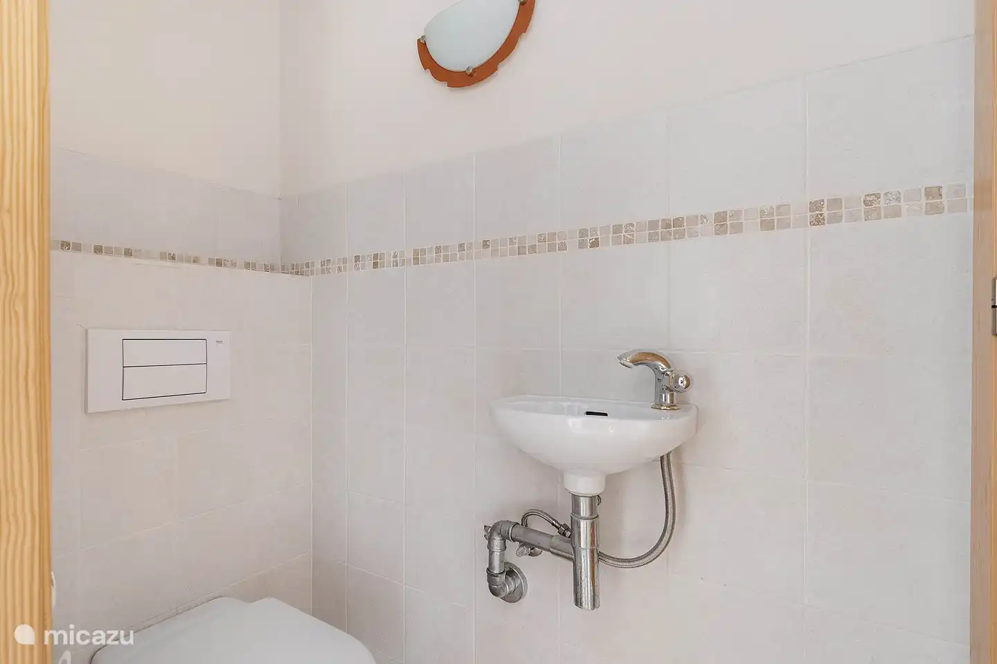 Guest toilet in the hallway