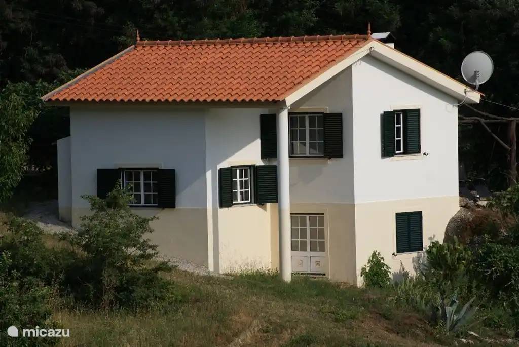 Vrijstaand huis met veranda en eigen tuin. Mooi uitzicht over de vallei.