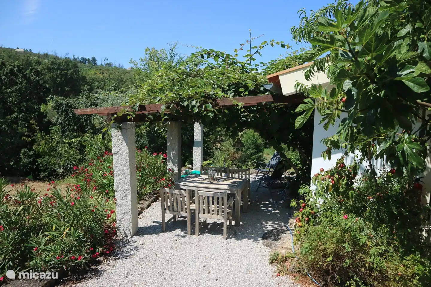 Veranda met houten tuinset