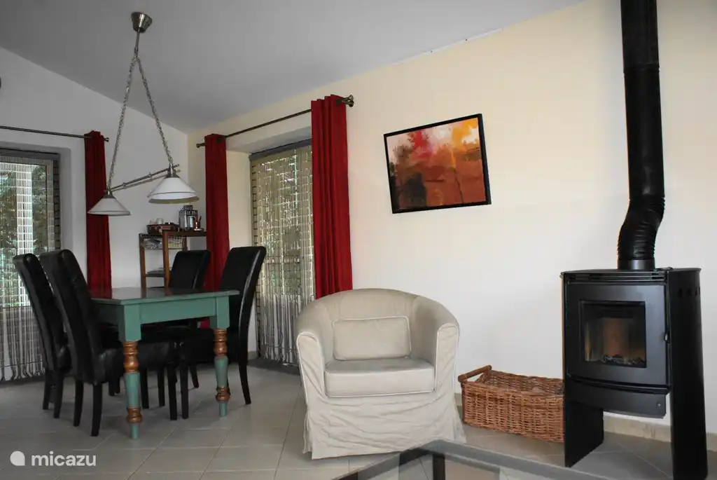 Goede houtkachel voor winter, voor- en najaar.