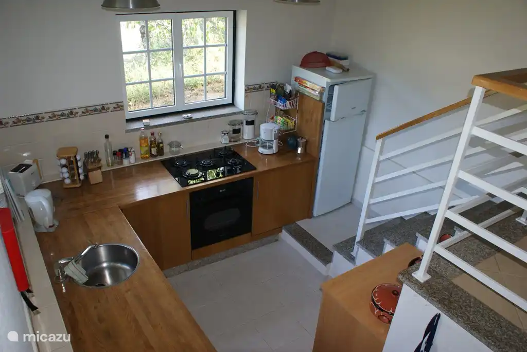 Ruime keuken met kookplaat, oven , koelkast en afwasmachine