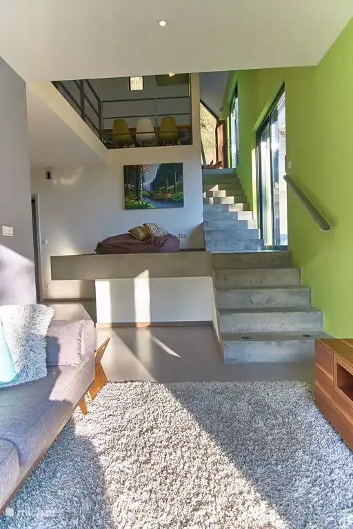 Escaliers du rez-de-chaussée au salon