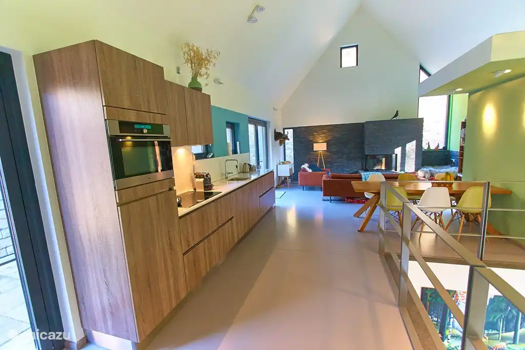 La cuisine moderne, avec four combi-micro-ondes, lave-vaisselle et tous les ustensiles de cuisine et vaisselle