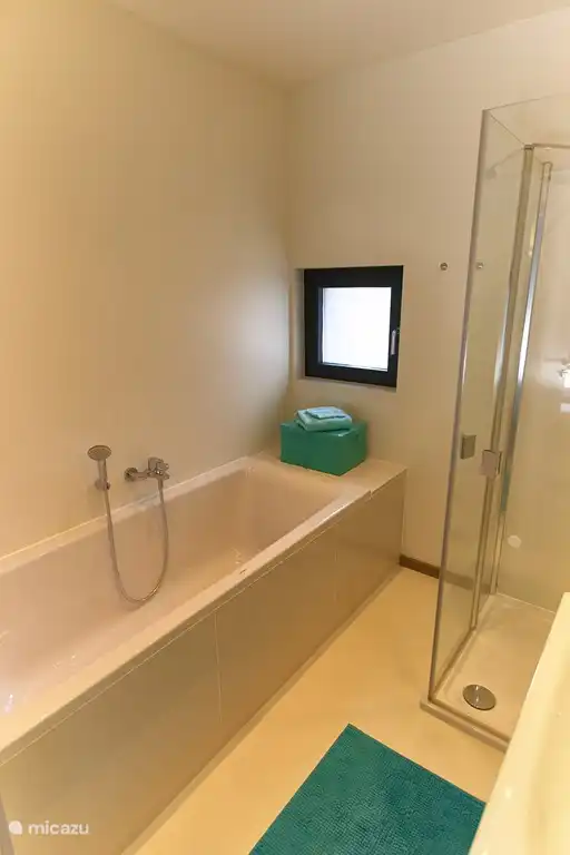 Chambre des maîtres salle de bain attenante avec baignoire et douche