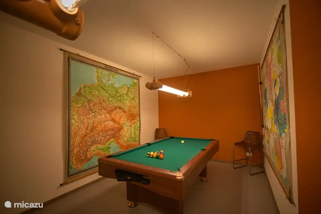 Buanderie avec table de billard, baby-foot, lave-linge et sèche-linge