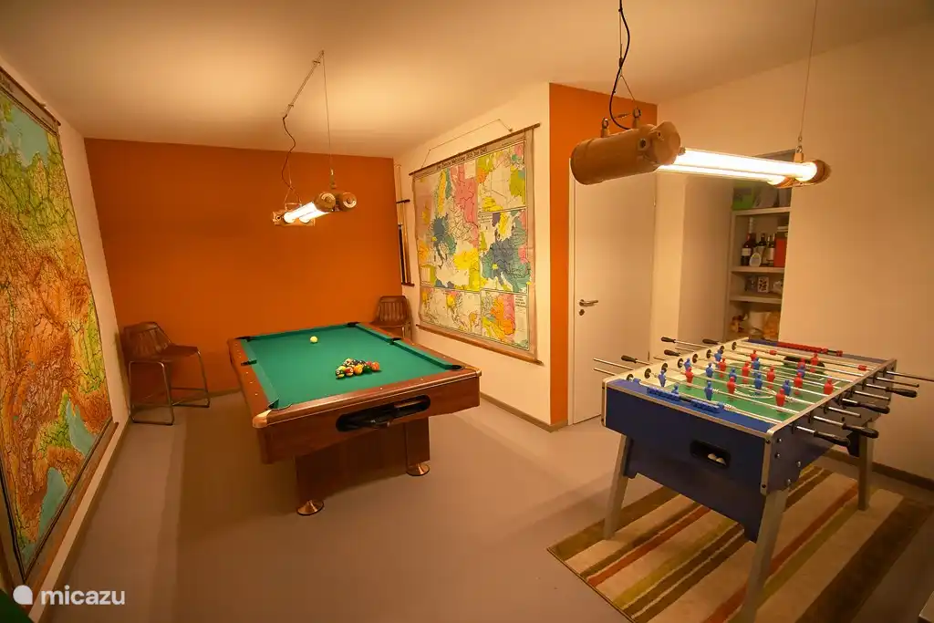 Buanderie avec table de billard, baby-foot, lave-linge et sèche-linge