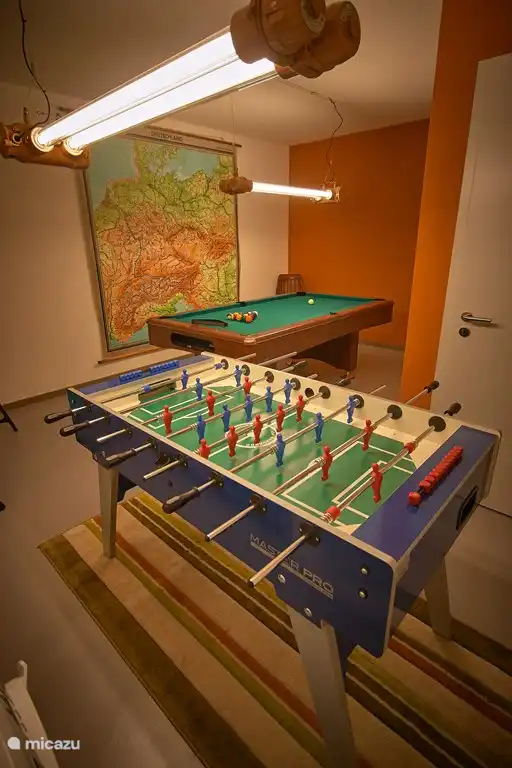 Buanderie avec table de billard, baby-foot, lave-linge et sèche-linge