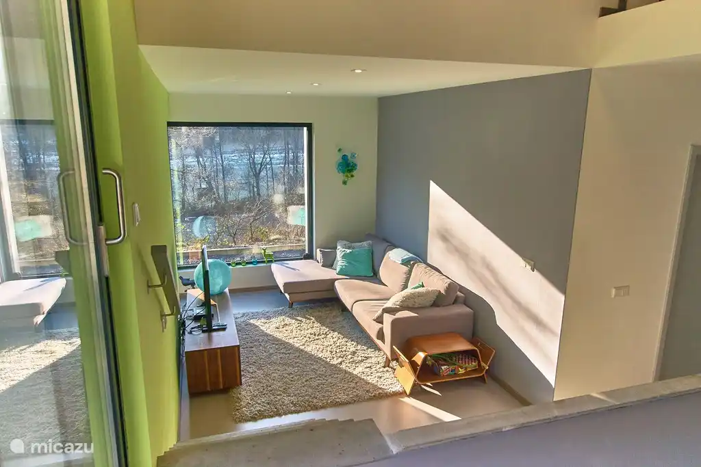 Salle TV rez-de-chaussée avec Smart TV et réception satellite HD