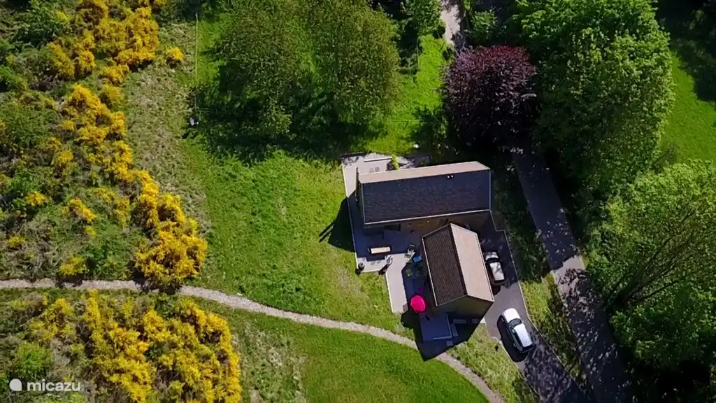 Au printemps, avec le jardin en fleurs