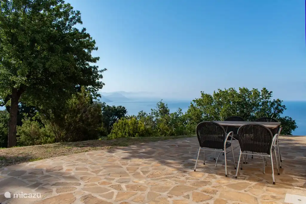 terraza en el lado este