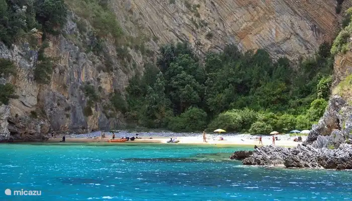 Playa a la que solo se puede acceder en barco desde Scario