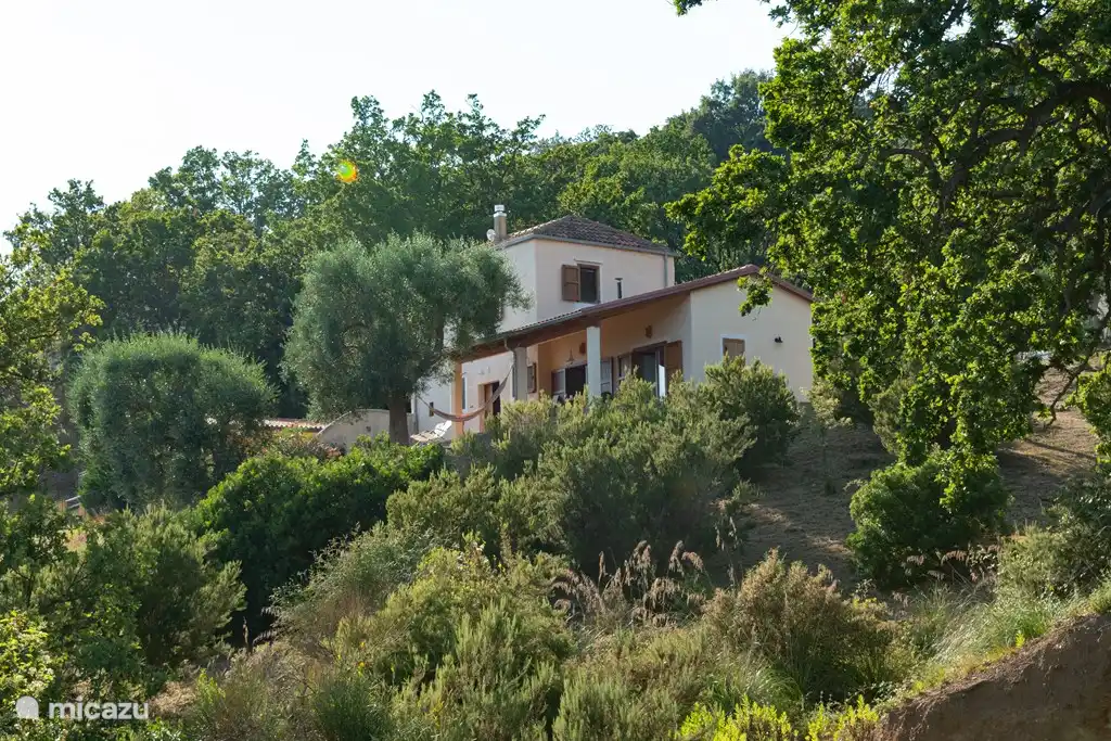 Casa vista desde abajo; terreno privado